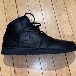 all black air jordan 1 mid